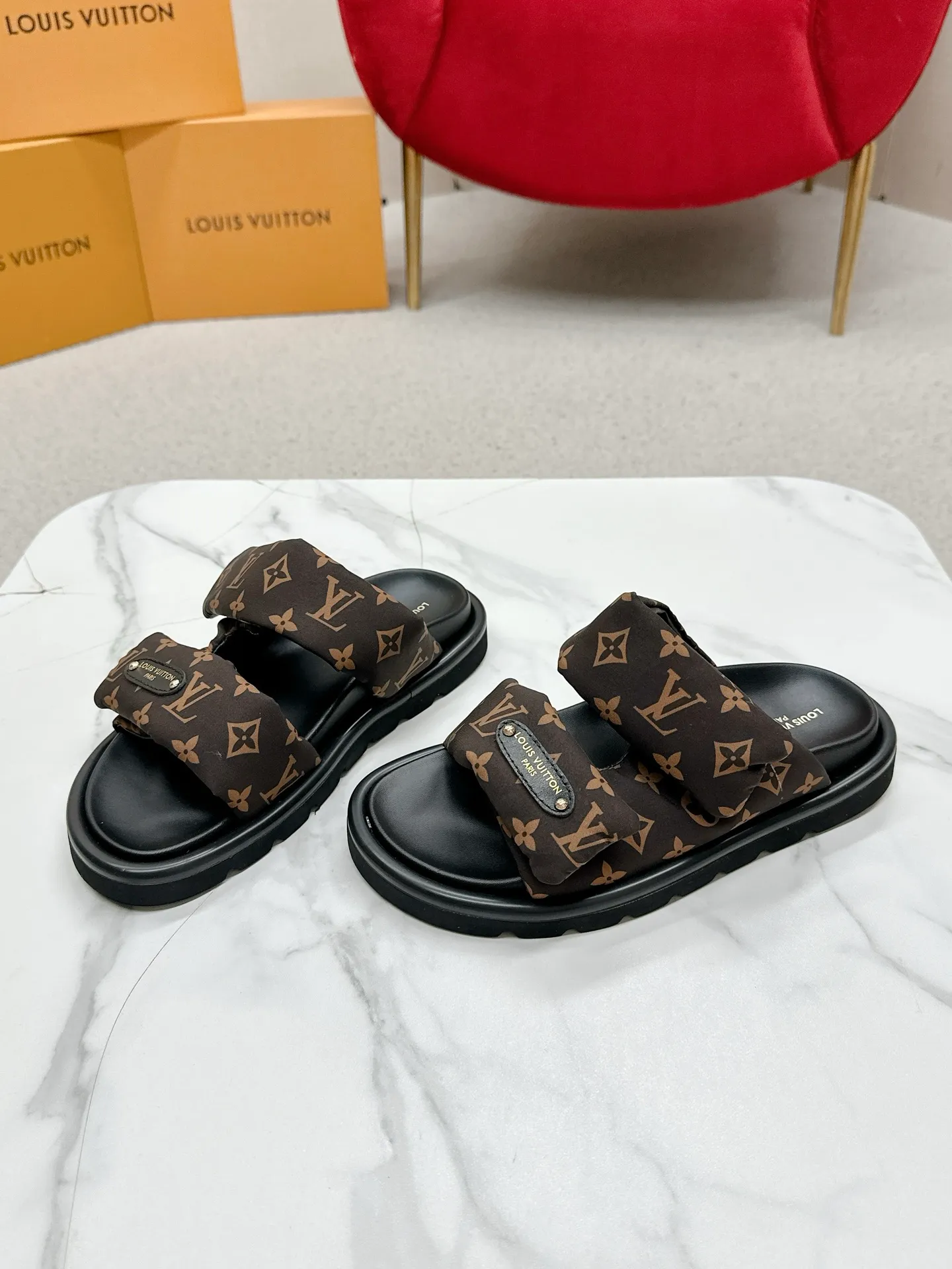 P340 yuan LV Louis Vuitton Full of high-end feel! A popular model among bloggers at home and abroad, it’s retro and fashionable, and looks stunning on your feet! Mainly recommended model on the official website★ ━━━━━ ЅᏇєєt ━━━━━ ▪️Upper: original calfskin ➕5D printing process ▪️Inner: imported mixed sheepskin ▪️Outsole: original molded foam outsole ▪️Size: Female 35-40 Men's 39-44 (women's 41 men's 45)